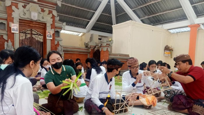 Siswa siswi kelas X ketika tengah mengikuti kegiatan pasraman kilat pada Kamis (22/12/2022) di SMAN 1 Denpasar, Jalan Kamboja No 4 Denpasar, Bali.