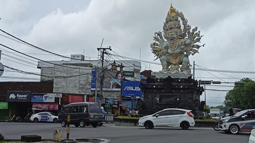 Patung Wisnu Murti di bundaran Kediri, Tabanan, Bali, yang akan dipelaspas pada Jumat (23/12/2022) sore. (chairul amri simabur/detikBali)