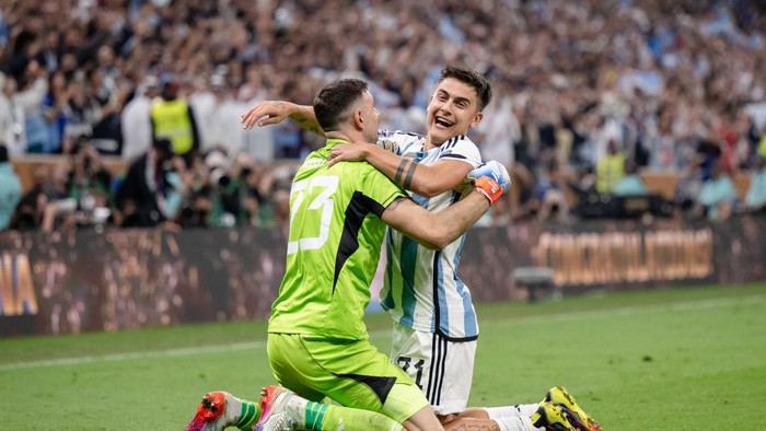 LUSAIL CITY, QATAR - DECEMBER 18: Emiliano Martinez (L) and Paulo Dybala (R) of Argentina celebrating victory after the FIFA World Cup Qatar 2022 Final match between Argentina and France at Lusail Stadium on December 18, 2022 in Lusail City, Qatar. (Photo by Marvin Ibo Guengoer - GES Sportfoto/Getty Images)