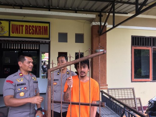 Pelaku pencurian gerbang kuburan diamankan di Mapolsek Sandubaya Kota Mataram, Kamis (22/12/2022). (Foto: Ahmad Viqi/detikBali)