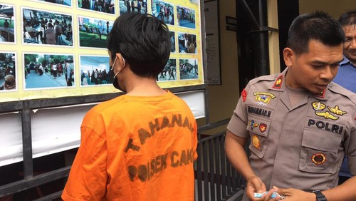 Pelaku penggelapan dan pencurian di Kota Mataram dibekuk polisi saat diamankan di Mapolsek Sandubaya Mataram, Kamis (22/12/2022). (Foto: Ahmad Viqi/detikBali)