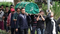 Jenazah Aminah Cendrakasih diantarkan menuju peristirahatan terakhirnya. Foto: Palevi/detikcom