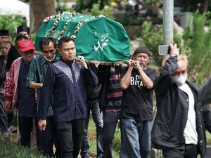 Mengantar Mak Nyak ke Rumah Terakhir