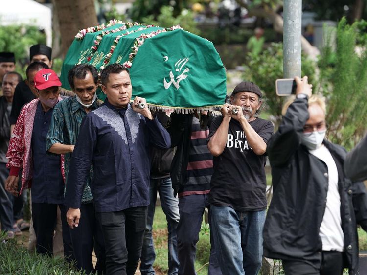 Mengantar Mak Nyak ke Rumah Terakhir