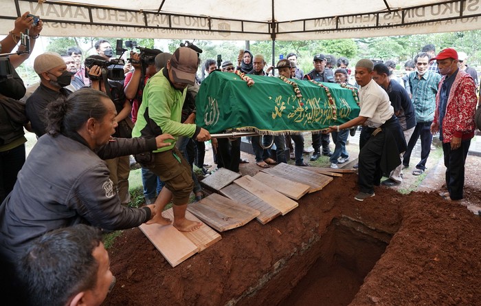 Pemakaman Aminah Candrakasih Pemakaman Aminah Candrakasih di TPU Karet Bivak