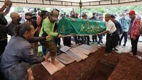 Aminah Cendrakasih dimakamkan di TPU Karet Bivak, Kamis (22/12/2022). Foto: Palevi/detikcom