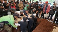 Banyak keluarga dan kerabat hadir di pemakaman Aminah Cendrakasih. Foto: Palevi/detikcom