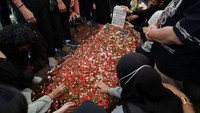 Para pelayat juga memanjatkan doa untuk Aminah Cendrakasih. Foto: Palevi/detikcom