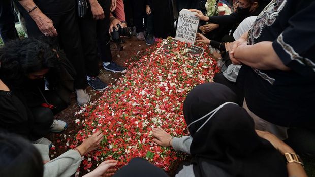 Pemakaman Aminah Candrakasih di TPU Karet Bivak