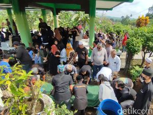 Ratusan Penggemar Hadiri Pemakaman Ibunda Nike Ardilla