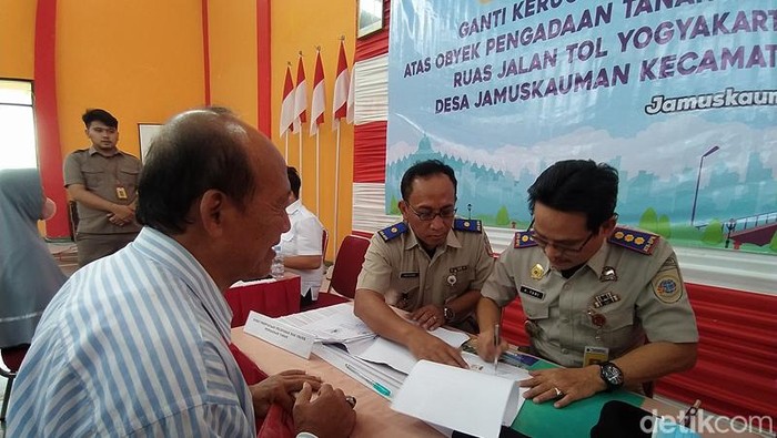Pembayaran uang ganti rugi pengadaan tanah jalan tol Jogja-Bawen di wilayah Desa Jamuskauman, Kecamatan Ngluwar, Kabupaten Magelang, Kamis (22/12/2022).