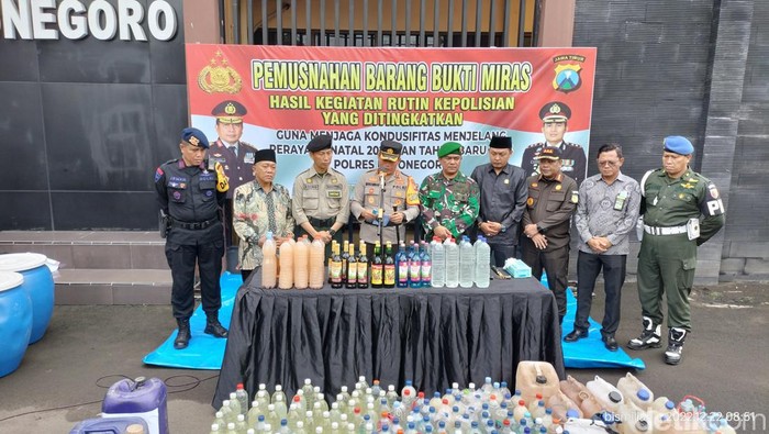 Pemusnahan miras hasil operasi selama sebulan di Bojonegoro