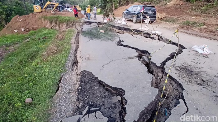 Penampakan jalan amblas di Enrekang yang membuat arus mudik Nataru 2022 ke Toraja tersendat.