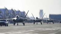 Dalam foto yang disediakan oleh Kementerian Pertahanan Korea Selatan ini, jet tempur F-22 AS meluncur setelah mendarat selama latihan udara bersama dengan Korea Selatan di Gunsan, Korea Selatan, Selasa (20/12/2022).  