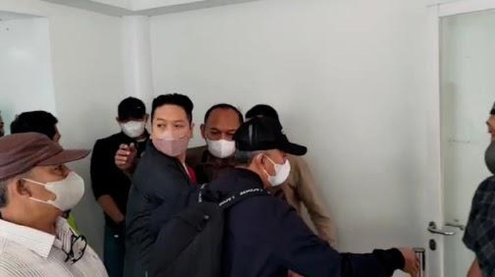 Pengusaha bernama Agus Hartono ditangkap tim Kejaksaan Agung RI dan Kejaksaan Tinggi Jawa Tengah di Bandara Ahmad Yani.