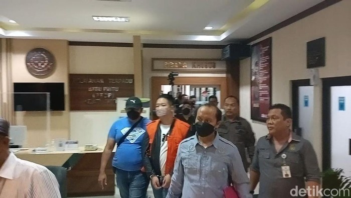 Pengusaha Semarang, Agus Hartono keluar dengan tangan terborgol usai diperiksa di Kejati Jateng, Semarang, Kamis (22/12/2022).