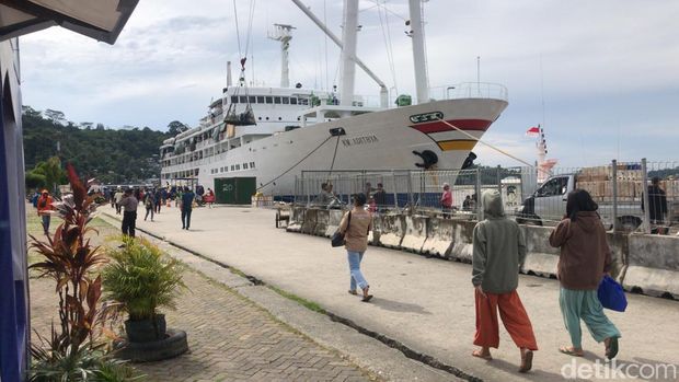 Penumpang di Pelabuhan Samarinda, Kalimantan Timur.