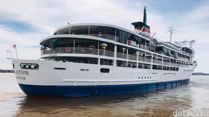 Penumpang di Pelabuhan Samarinda, Kalimantan Timur.
