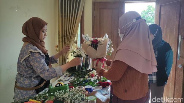 Perajin buket bunga di Sidoarjo