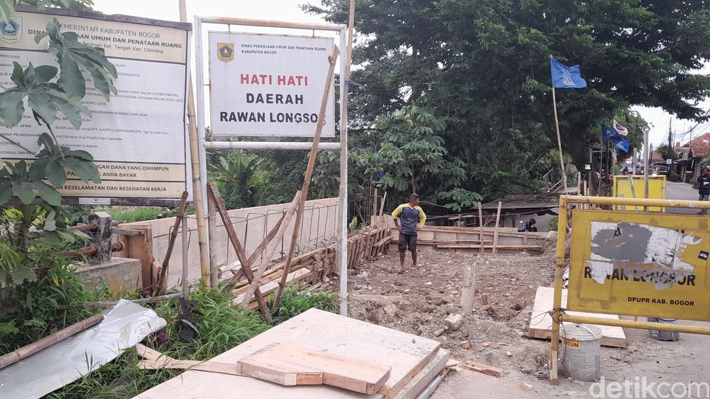Perbaikan longsor di Jl Jembatan 3 - Jl Cilebut, Kabupaten Bogor, 22 Desember 2022. (M Sholihin/detikcom)