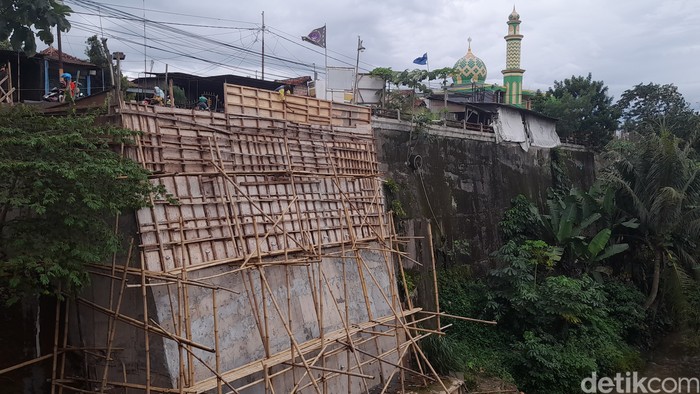 Perbaikan longsor di Jl Jembatan 3 - Jl Cilebut, Kabupaten Bogor, 22 Desember 2022. (M Sholihin/detikcom)