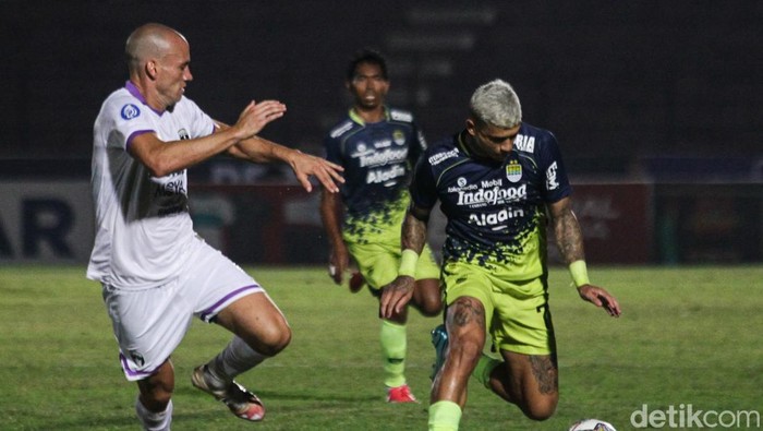 Pesepakbola Persib Bandung Walian (tengah) berebut bola dengan pesepakbola Persita Vidal (kiri) saat Laga BRI Liga 1 di Stadion Sultan Agung, Bantul, D.I Yogyakarta, Rabu (21/12/2022). Persib Bandung berhasil mengalahkan Persita dengan Skor 1-0. ANTARA FOTO/Andreas Fitri Atmoko/YU