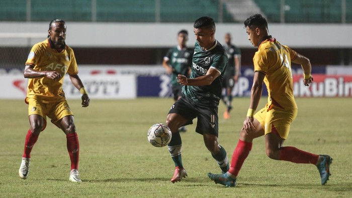 Pesepakbola Persikabo 1973 Gustavo Henrique (tengah) mencoba melewati pesepakbola Persik Kediri M. Sabillah (kanan) pada pertandingan BRI Liga 1 di Stadion Maguwoharjo, Sleman, DI Yogyakarta, Rabu (21/12/2022). ANTARA FOTO/Hendra Nurdiyansyah/YU