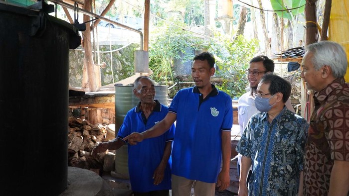 Petani di Bantul Olah Serai Wangi Jadi Minyak Atsiri Para petani serai wangi di Desa Dlingo, Bantul, Yogyakarta, mendapat pembinaan dari YDBA bersama CV DAB Subur. Serai akan diolah menjadi minyak atsiri.