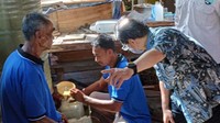 Perwakilan petani serai wangi saat menunjukkan area penyulingan serai wangi menjadi minyak atsiri di Desa Dlingo, Bantul, Yogyakarta. Minyak atsiri adalah ekstrak pekat dari berbagai tanaman yang digunakan untuk praktik kesehatan alami, aromaterapi, dan naturopati.