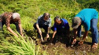 Ketua Pengurus Yayasan Dharma Bhakti Astra (YDBA), Sigit P. Kumala (ketiga kiri); Advisor YDBA, Tonny Sumartono (kedua kiri) bersama para petani serai wangi seusai penananam serai wangi sebagai rangkaian acara peresmian program pembinaan petani serai wangi di Desa Dlingo, Bantul.