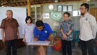 Peresmian program pembinaan petani serai wangi di Desa Dlingo, Bantul, Yogyakarta ditandai dengan penandatanganan komitmen bersama oleh Ketua Pengurus Yayasan Dharma Bhakti Astra (YDBA), Sigit P. Kumala, Direktur Utama CV DAB Subur, Wijayandaru Wisnutomo, Koordinator Lembaga Pengembangan Bisnis (LPB) YDBA di Yogyakarta, Fransisca Wisni Kristanti, serta perwakilan petani serai wangi, Muhammad Febriyanto disaksikan oleh Advisor YDBA, Tonny Sumartono.