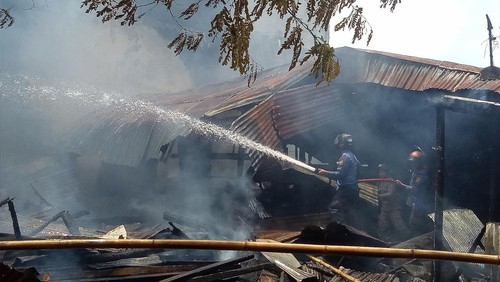 Petugas Damkar memadamkan kebakaran rumah di Labuan Bajo, NTT, Kamis (22/12/2022).