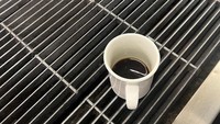 Segelas kopi yang tersisa ini ternyata masih diharapkan pemiliknya. Agar kembali hangat, cangkir tersebut berujung diletakkan di atas pemanggang. Foto: Brightside