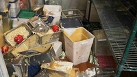 Tidak diketahui apa yang terjadi saat malam hari di restoran ini. Hanya saja seorang pekerja dikejutkan dengan stok makanan yang tumpah semua dari raknya. Foto: Brightside