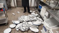 Wajib berhati-hati! Segala hal bisa terjadi di dapur restoran, termasuk piring-piring bersih yang bisa jatuh dan pecah berhamburan. Foto: Brightside