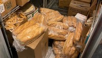Rak yang sudah tak muat membuat pekerja di dapur stres. Hasilnya tumpukan roti baguette dibiarkan berceceran di lantai. Foto: Brightside