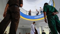 Hukum cambuk ini berlaku untuk warga yang melanggar syariat Islam.