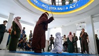 Ketentuan hukuman badan seperti cambuk bertentangan dengan HAM Internasional dan peraturan perundang-undangan yang ada di Indonesia khususnya Undang-Undang No. 39 Tahun 1999 tentang HAM.