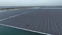 Pemandangan dari udara memperlihatkan hamparan panel yang dipasang di atas air di Liaocheng, China, Rabu (21/12/2022).