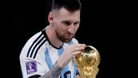 Ukiran yang paling menonjol terlihat peta Pulau Sumatera dan Kalimantan di bagian depan trofi Piala Dunia 2022 yang diunggah Messi. Getty Images/Soccrates Images  