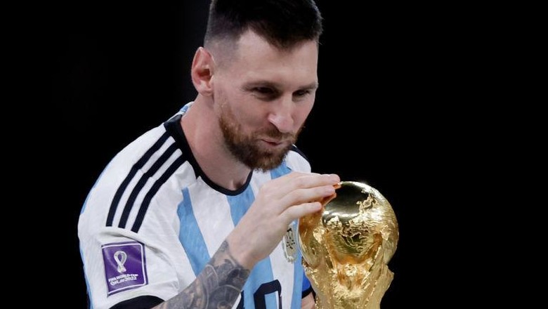 LUSAIL CITY, QATAR - DECEMBER 18: Lionel Messi of Argentina with the golden ball award for best player of the tournament celebrates with the World Cup trophy during the  World Cup match between Argentina  v France at the Lusail Stadium on December 18, 2022 in Lusail City Qatar (Photo by Eric Verhoeven/Soccrates/Getty Images)