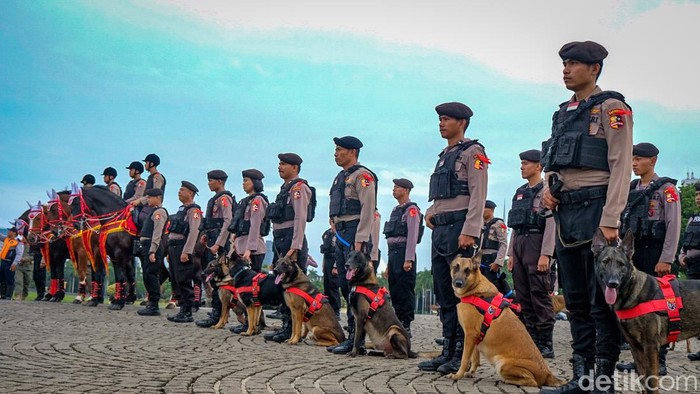 Potret Polisi Berkuda dan Anjing K-9 Ikut Apel Operasi Lilin Polisi berkuda hingga anjing K-9 turut mengikuti apel pasukan Operasi Lilin di Monas, Jakarta, Kamis (22/12/2022).