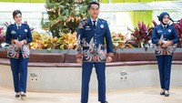 Sejumlah model memperagakan seragam baru frontliner KAI saat peluncuran di Stasiun Gambir, Kamis (12/22/2022).