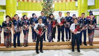 Warna biru tua yang dominan pada seragam baru frontliner KAI ini diartikan sebagai penunjang stabilitas, profesional, amanah, dan percaya diri.