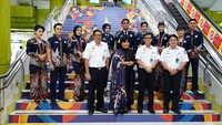 Untuk tahap awal, seragam baru tersebut digunakan oleh prama atau prami di KA Argo Wilis, Taksaka, Argo Lawu, Argo Dwipangga dan Argo Bromo Anggrek, serta kereta Luxury. Mereka akan mulai mengenakan seragam baru pada 22 Desember 2022.