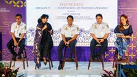Perancang busana dan pelopor kebaya kontemporer Anne Avantie memberikan penjelasan terkait seragam baru frontliner KAI.