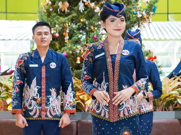 Foto: Seragam Karya Anne Avantie Ini Dipakai Prami-Kondektur KAI