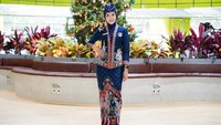 Seragam baru ini akan dipakai oleh para kondektur atau kondektris, customer service, announcer, petugas loket, dan prama atau prami.