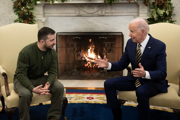 US President Joe Biden and Ukraines President Volodymyr Zelensky meet in the Oval Office  of the White House, in Washington, DC on December 21, 2022. - Zelensky is in Washington to meet with US President Joe Biden and address Congress -- his first trip abroad since Russia invaded in February. (Photo by Brendan Smialowski / AFP)