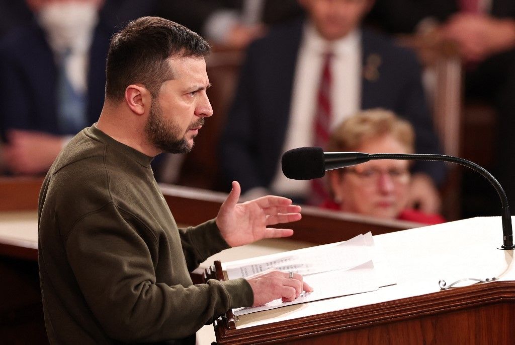 WASHINGTON, DC - DECEMBER 21: President of Ukraine Volodymyr Zelensky addresses a joint meeting of Congress in the House Chamber of the U.S. Capitol on December 21, 2022 in Washington, DC. In his first known trip outside of Ukraine since Russia invaded, Zelensky met with U.S. President Joe Biden and outlined Ukraine's request for continued military aid.   Win McNamee/Getty Images/AFP (Photo by WIN MCNAMEE / GETTY IMAGES NORTH AMERICA / Getty Images via AFP)